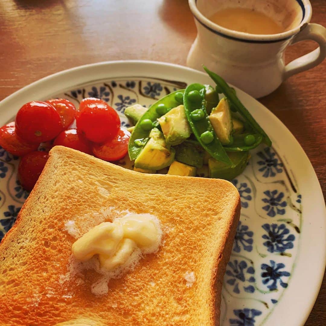 梅津有希子のインスタグラム：「おひる。よつ葉の発酵バタートースト、スナップエンドウとアボカドのサラダはオリーブオイルとトリュフ塩あえ🥑、ミニトマトのマリネ、帝国ホテルのコーンスープ。朝ごはんみたい。たまにはいいね😀　#おうちごはん #発酵バター #よつ葉バター」