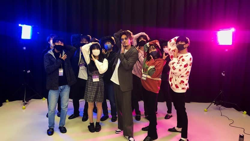 草川瞬のインスタグラム：「I gotta go MV Shooting off shot﻿ ﻿ 高校生との撮影。﻿ 写真見返しても愛おしいぜ﻿ 未来のエンタメを支える皆﻿ 負けへんで﻿ 俺も皆のカメラの前で輝いてやる」