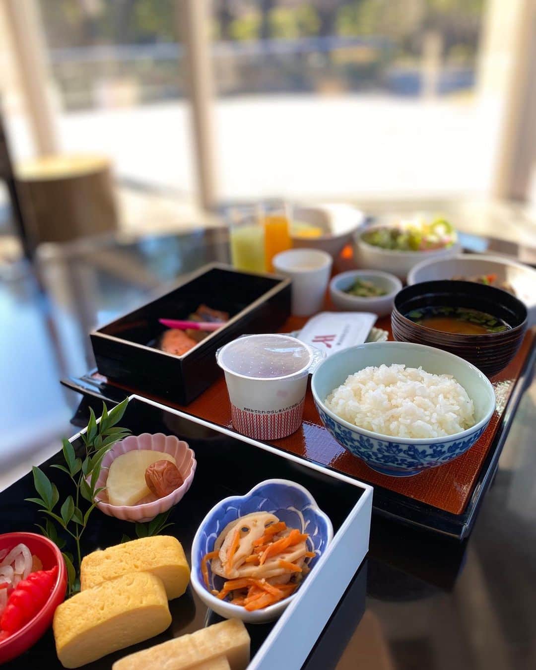 東京マリオットホテルさんのインスタグラム写真 - (東京マリオットホテルInstagram)「御殿山で、優雅な朝のひとときを。 東京マリオットホテルでは、1月25日（月）より新たなスタイルの朝食を提供いたします。 神奈川県三浦直送の新鮮なお野菜を使った和定食や洋定食をご用意しており、お好みでカスタマイズしていただくことが出来ます。  和定食は、一汁多菜スタイルで、様々な小鉢料理と麹を使ったお味噌汁をお楽しみください。ごはんは「まぼろしの米　みゆき米」を炊き立てでご用意しております。  洋定食は、特製ビーフシチューの入ったプレートに加え、見た目も美しいティースタンドをご準備いたします。毎朝ホテルベーカリーで焼き上げる薫り高いブレッドや食パンとご一緒にお召し上がりください。生しぼりのフレッシュオレンジジュースとあわせてどうぞ。  お好みで和定食にワッフルを追加、洋定食にご飯を追加などフレキシブルに対応が可能となりますので、担当ウェイターにお声がけください ☺️   アップデートされた朝食で1日を始めましょう！  Share your own images with us by tagging @tokyomarriott @tokyomarriott をつけてご投稿ください！公式アカウントからご紹介させていただく事があります。 ————————————————————— #tokyomarriott #tokyohotel  #marriott #marriotthotel #marriottbonvoy #ShinagawaHotel #foodie #tokyogourmet #hotelbreakfast #breakfast #tokyomoring #hotelmorning #東京マリオットホテル #マリオット #マリオットホテル #ホテル好き #東京ホテル #品川ホテル #ホテルライフ #ホテル朝食 #ホテルグルメ  #朝活 #ホテルの朝食」1月22日 19時21分 - tokyomarriott