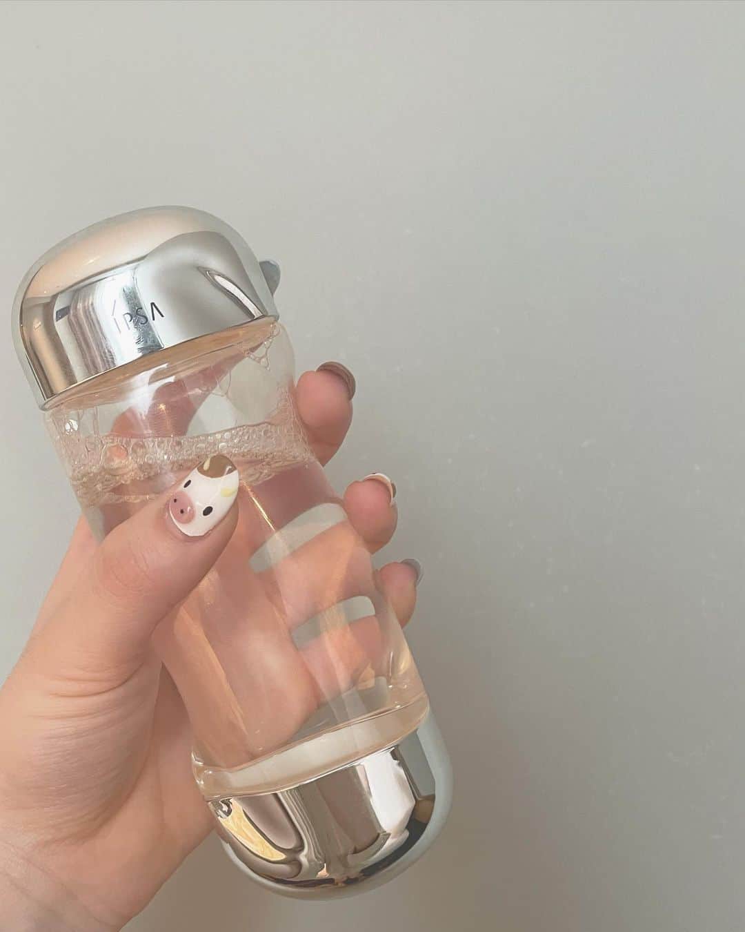 のインスタグラム：「インスタってこれ載せとけばオシャレなんやろ？？ (めっちゃこの化粧水いいです。みんな載せるけん買ってみただけやけど3日でニキビほんまに減りました)  #イプサ#ipsa #化粧水#肌質改善#乳液も大事」