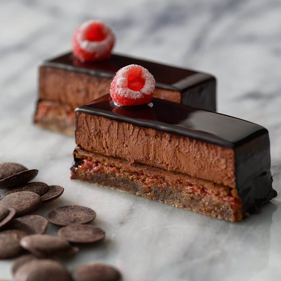 Andaz Tokyo アンダーズ 東京さんのインスタグラム写真 - (Andaz Tokyo アンダーズ 東京Instagram)「Calling all #chocoholics 🍫  To get you through the winter months, head to the Pastry Shop for a tempting selection #organic #chocolate sweets, like this luscious and aromtic Arroyuna chocolate mousse. Made from non-GMO verified KAOKA chocolates and available to go at the 1st floor Pastry Shop.  冬にぴったりの、まったりと濃厚な味わいが特徴のアロユナ チョコレートムースをはじめとする、#オーガニックチョコレート スイーツ をペストリー ショップにてご用意しております。 KAOKA社の無農薬チョコレートを使用した体にも優しい芳醇なチョコレートスイーツをぜひご堪能ください。   #andazpastryshop #オーガニックチョコレート #オーガニック #チョコレート #chocolatemousse #チョコレートムース #ムースケーキ #ムース」1月22日 19時20分 - andaztokyo