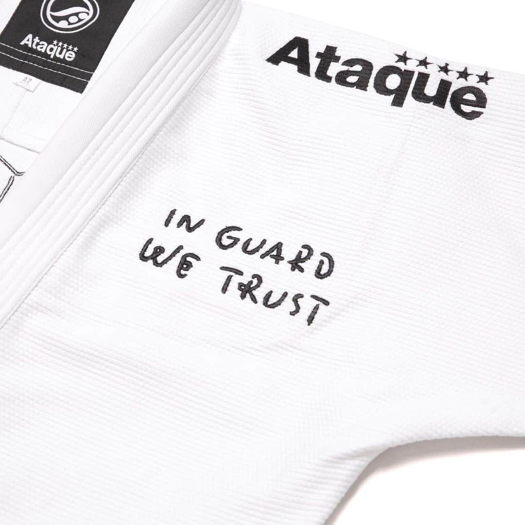 Yu Nagabaさんのインスタグラム写真 - (Yu NagabaInstagram)「Shoyoroll x ATAQUE x Yu Nagabaの道着が1/23(Sat.)から発売されます。 ご購入は @shoyoroll.jp のプロフィールにあるリンクから可能です。  It is also available on the below page from January 29th. https://shoyoroll.com/  ------------------------ 一昨年、Shoyorollのファウンダーであるベアーがイベントのため来日した際、アーティスト・長場 雄氏の作品に一目惚れし、偶然にも長場氏とATAQUEのスタッフが旧知の仲であったことから実現しました。ブラジルの象徴であるコルコバードのキリスト像をモチーフにしたイラストがあしらわれています。  1月23日発売予定、世界限定100着のモデルとなっています。  Shoyoroll presents the artist Yu Nagaba Collection Release on Jan 23.  This collection represents the collaborative efforts of Japanese Illustrator artist Yu Nagaba and mixed martial arts magazine ATAQUE.  The artist Yu Nagaba collection features the illustrations with the motif of Christ the Redeemer, a renowned statue of Jesus Christ in Rio De Janeiro, Brazil. This release will be available in limited quantities and available through Shoyoroll US and Shoyoroll Japan only.  #shoyoroll #ataque #yunagaba #kaerusensei #長場雄」1月22日 13時58分 - kaerusensei