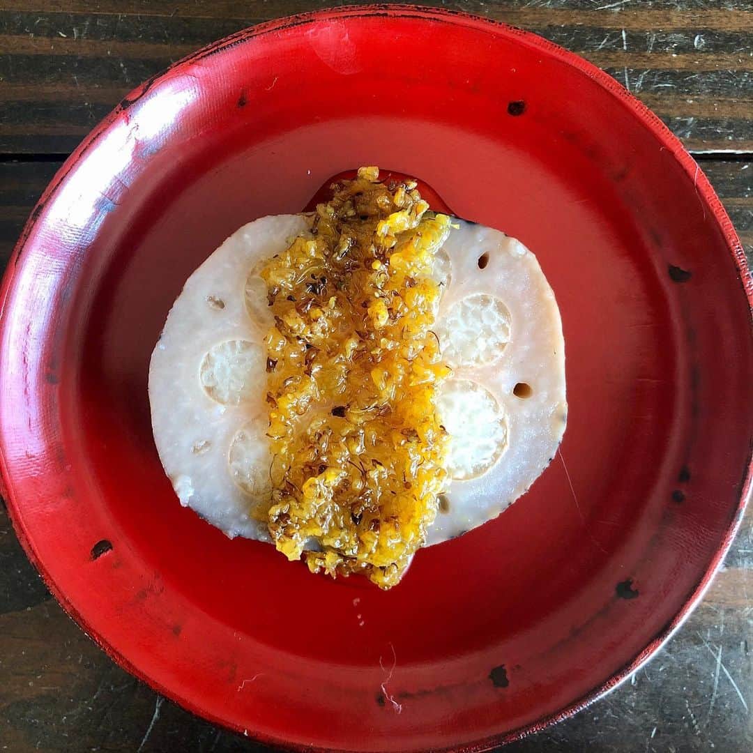 池田有希子のインスタグラム：「池袋の中華食材屋さんで金木犀のシロップ漬けを見つけたので、去年失敗したレンコン餅米（桂花糯米藕）を作りました。今年は電鍋があるから大丈夫！と暗示をかけたら上手くいった😝  節が切られてない大きなレンコン、餅米、好きな砂糖。今年は餅米をしっかり吸水させてから詰め、桂花陳酒をカップ2杯ほど茹で水に足しました。成功！砂糖は茹で水に入れたけど、餅米を詰める際に混ぜ込んでも良さそう。出来上がりをスライスして金木犀シロップをかけ冷蔵庫保存。むちむち美味しい！  《作り方》 蓮根は穴に餅米が詰められるように節の部分を切り落とす。節は茹でる時穴を塞ぐ蓋にするので捨てないで！  餅米は半日以上水を吸わせる。吸わせない人もいるけど、その場合は餅の仕上がりがより剛健さを増すことでしょう。  蓮根の穴に餅米を詰める。ここが一番の要かも。箸やキウイのクチバシ状のものを使い穴の端から端まで詰めること。餅米は膨らむのでだいたいの隙間は埋めてくれますが、その餅米の力に頼り過ぎると寂しいことになります。人間は何のために野菜の空洞に肉や米を詰めたがるのか。それ自体が人生の悦びだからに違いありません。それはみっちり詰まった悦びであること。そこに先程とっておいた節を楊枝で留め蓋をする。悦びは調子に乗り膨張するので蓋の役割は結構重要です。  鍋に準備の整った蓮根、かぶるくらいの水、三温糖100グラムくらい？（甘みに関してはお好みで）、桂花陳酒を2杯（私にも1杯）入れて電鍋スイッチオン。電鍋オーナーでない方は弱火で煮詰まらないようゆらゆら煮えるくらいの湯加減で。蓮根が柔らかくムチムチしてきたら火を止める。入浴時間は私はゆっくり1時間〜1時間半を目安にしました。  煮汁につけたまま冷ましたら取り出して輪切りに。どんな味付けであってもこの蓮根と餅米なら何でも美味しいだろうに！と気づく。今度は味噌田楽風にしてみよう、とか。でも中国料理では辛い料理の合間に出てくる箸休め的なこの甘さが良いんだよね。私もこの料理、上海でご馳走になって知ったクチなので、この料理に関しては甘く、冷たく、そして金木犀風味なのがいいのです。  輪切りにした蓮根餅米の上に金木犀のシロップをかけて冷蔵庫へ。シロップが蓮根餅米に染み込むくらい置いてからお召し上がりください。  #大同電鍋　#桂花糯米藕　#蓮根餅米　#江蘇料理　#金木犀　#蓮根　#lotusroot」