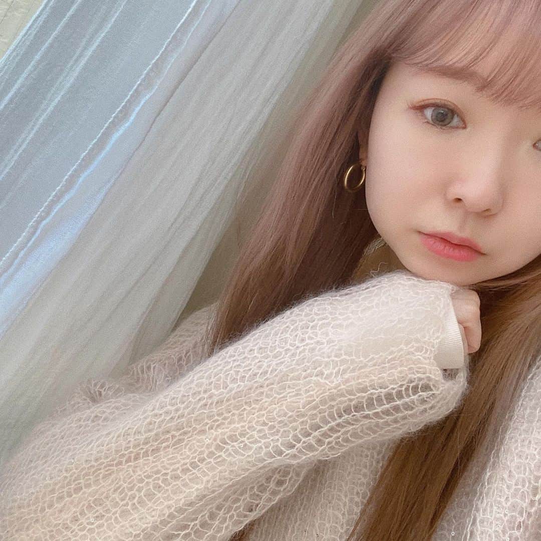 makoのインスタグラム：「* 髪をバッサリ切る夢を見た💭🌛 @thevirgins のニットかわ♡ 一枚だと寒いから同じ色のサーマル着てるよー UNIQLOの♡ 今年はネイル以外も載せるを目標に🌷」