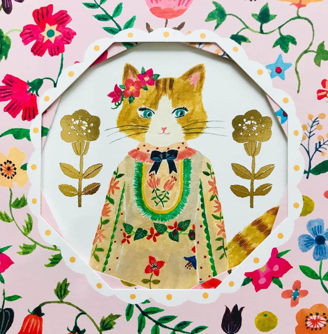 布川愛子のインスタグラム：「🌷💐🐱🏵🌼箔押しキラキラのバースデーカードはcozyca products @cozycaproducts から発売中です。大のお気に入りの商品です。 #aikofukawa #aikofukawa_illustration #布川愛子」