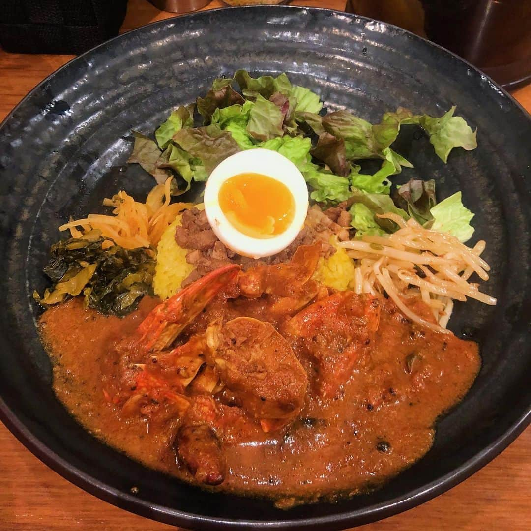 木村ミサのインスタグラム：「1月22日は #カレーの日 🍛﻿ ﻿ ﻿ カレーの日は大好きなカレーに身を捧げたいので﻿ 早起きして魯珈🍛﻿ ﻿ ﻿ ・魯珈プレート﻿ 激辛！蟹のビンダルゥ🦀﻿ カニちゃんの迫力よ…！🦀﻿ 激辛だから覚悟してたけど、魯珈の激辛は辛くても途中からその辛さが爽快になるのです。カニちゃんの旨味のグレイビィ、、しあわせすぎか、、、﻿ ﻿ ・限定のローズマリー&レモン チキンカレー﻿ 出汁がぐびぐびいけちゃうシャバシャバ系。旨み抜群。レモンのスッキリ感がたまらん。。(手羽先は夫が食べた)﻿ ﻿ ﻿ そして、この前魯珈行ったときのも﻿ 🍛﻿ ﻿ ・魯珈プレート﻿ 限定酸菜白肉珈哩﻿ これは月曜食べた限定。﻿ 酸菜大好きなので、それをカレーにしちゃうなんてさすがえりさん…🔥﻿ 酸味と辛みのパンチが天才的すぎて、限定食べる度にすべてレギュラー化してほしくなっちゃうくらい美味しい…﻿ ﻿ ・野菜コルマ﻿ 激辛な限定カレーでヒィヒィした時のチェイサー。野菜コルマひっそりとしがちだけど、これもクリーミーでめちゃくちゃ好きなのでまだ食べたことない人には食べて欲しい…優しく包み込んでくれるよ…🤱🍛﻿ ﻿ ﻿ 魯珈のカレー食べると、めちゃめちゃ元気になるから不思議…🍛スパイスって素晴らしいなって感じる。カレーの為に早起きするのも込みで、帰る時にはすーっと元気になれて、魯珈のおかげで最高の一日のスタートを迎えられます🍛﻿ ﻿ カレーの日だから﻿ まだまだカレー食べたいから﻿ おうちでもカレーつくろ🍛🔥﻿ みんなも今日はカレー食べよ☺️🍛﻿ ﻿ ﻿ ﻿ ﻿ #timeiscurry #curry #curryrice #currystagram #currylover #カレー #カレーライス #カレー好きな人と繋がりたい #カレー部 #東京カレー #東京カレー部 #魯珈 #大久保グルメ #新大久保グルメ #カレーの日 #カレースタグラム #カレーインスタグラマー #スパイスカレー」