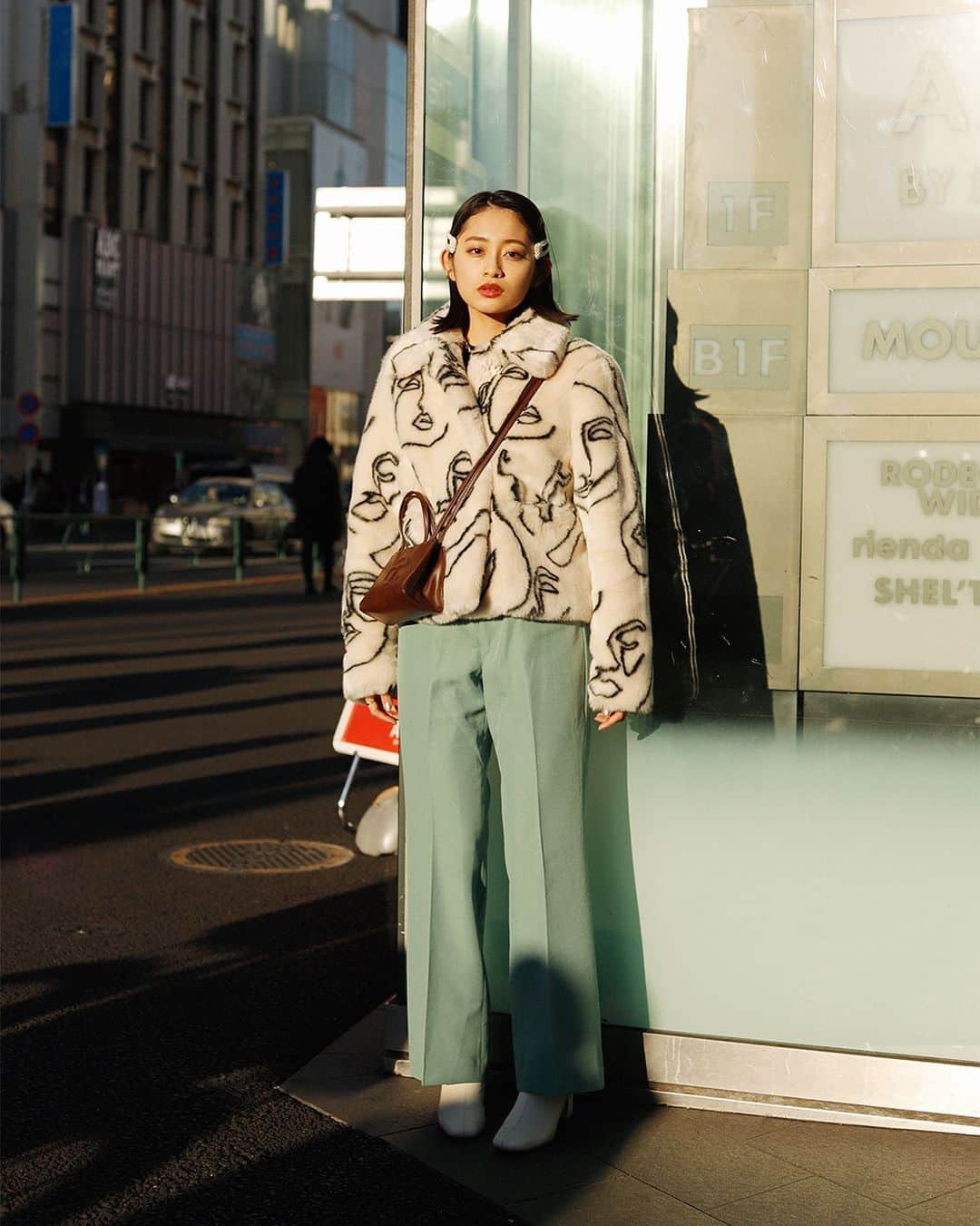 Droptokyoさんのインスタグラム写真 - (DroptokyoInstagram)「TOKYO STREET STYLE⁣⁣ Name: @miuna_1006  Occupation: Student / Model Outer: #JAKKE Pants: #Levis Shoes: #MAISONSPECIAL Bag: #Telfar Necklace: #TiffanyCo Hairpin: #BEAMS #streetstyle#droptokyo#tokyo#japan#streetscene#streetfashion#streetwear#streetculture#fashion#ストリートファッション#コーディネート ⁣⁣ Photography: @yuri_horie_」1月22日 13時59分 - drop_tokyo