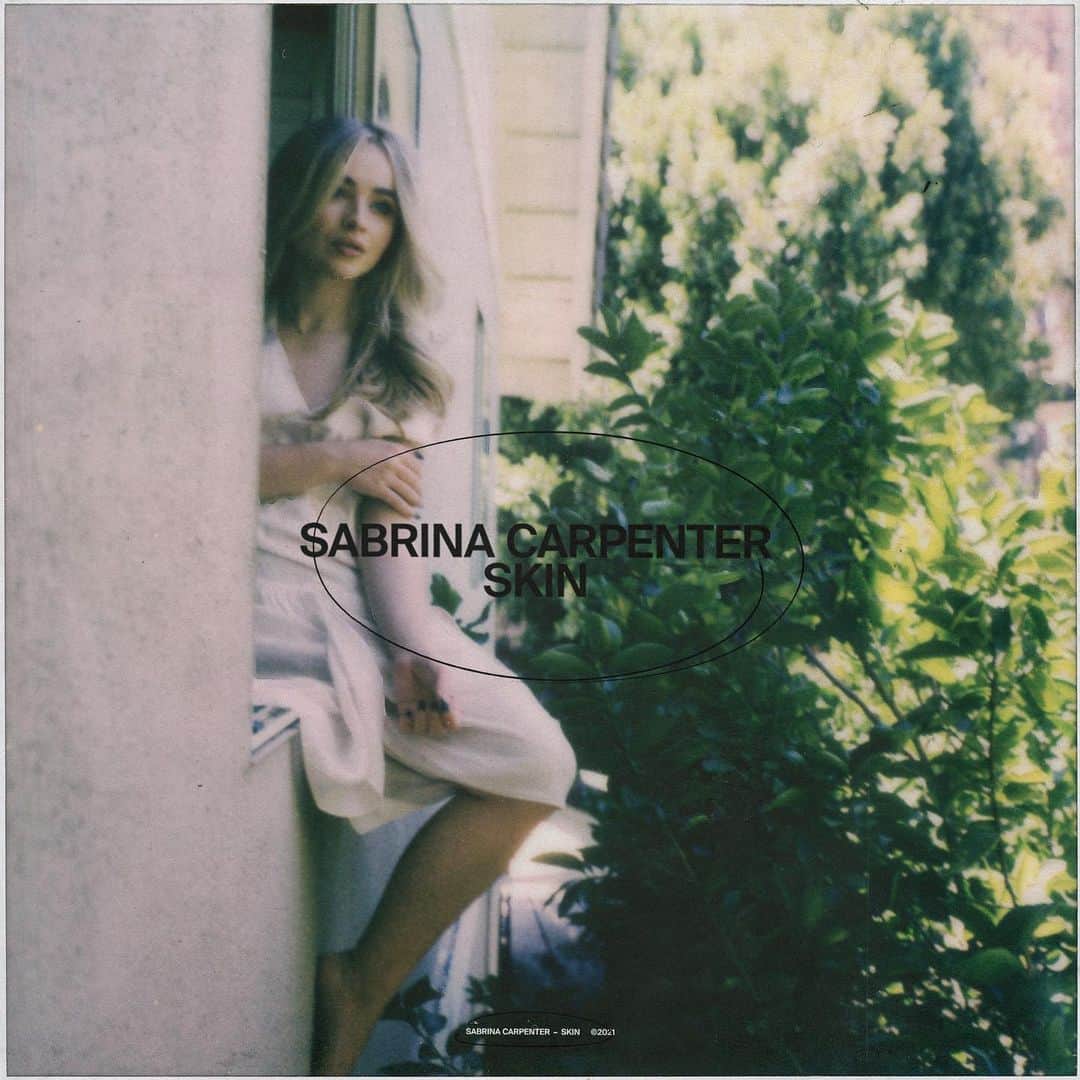 サブリナ・カーペンターのインスタグラム：「skin.  out now  link in bio」