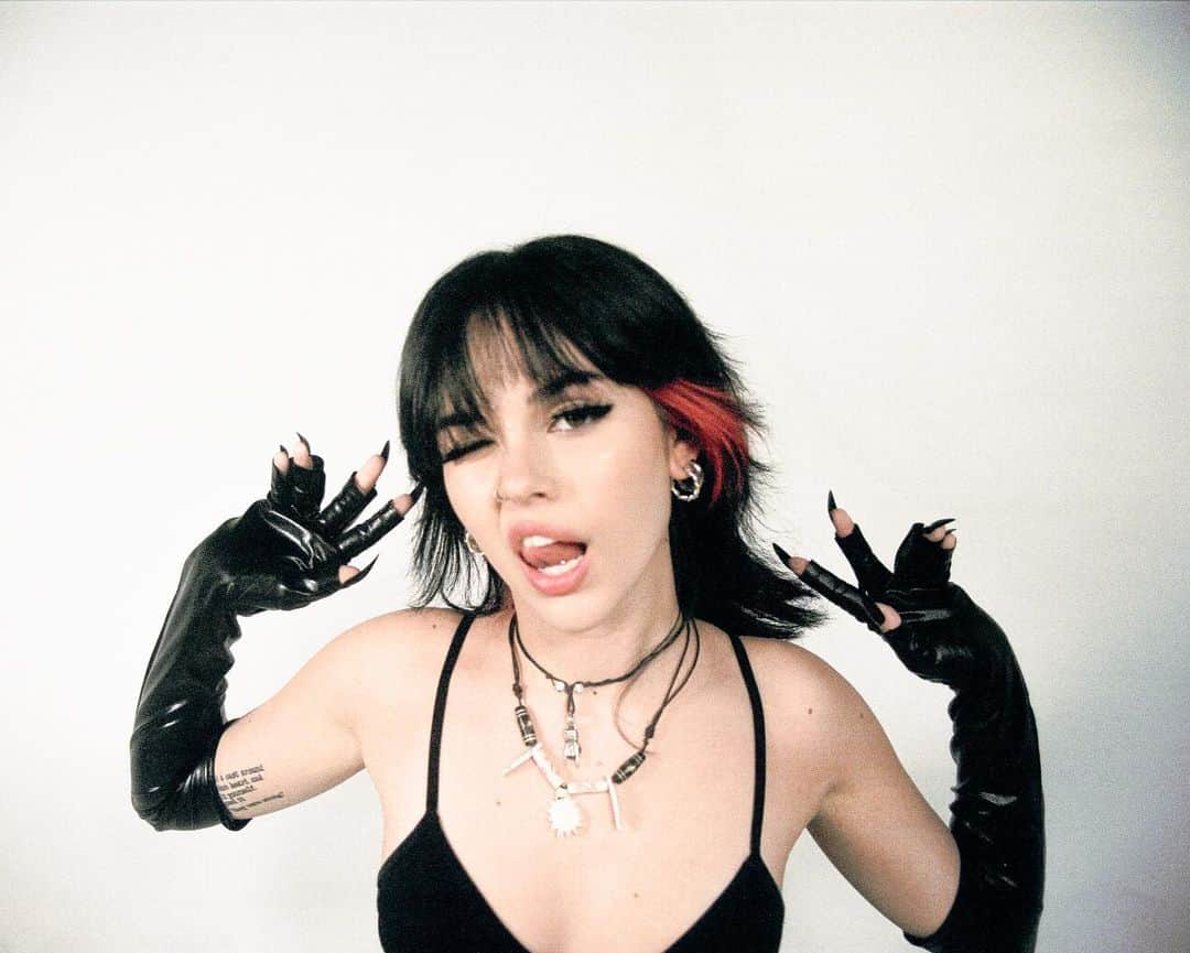 のインスタグラム：「MY 1ST EVER EP “PARANOIA” IS OUT NOW!!! i can’t even put into words all the emotions i’m feeling rn. thank you so much for being patient with me. thank you to everyone that worked on this with me. i love you guys and appreciate you guys more than LIFE ITSELF!! thank you x1000000!! PARANOIA OUT NOW LINK IN BIO AHHH i can’t believe it’s here」