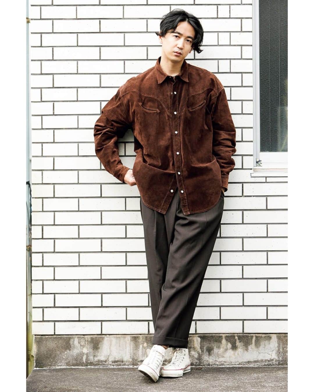 のインスタグラム：「【ここが変わった！ 新・大人の一週間コーデ〜髙木祐多さんはオーバーサイズの服を改良した】  かっこいい大人が「はじめたこと」、そして「やめたこと」。放送作家の高木さんは自転車移動に合わせてオーバーサイズの服にチェンジしたのだとか。そんな高木さんの一週間のコーディネートを見ていこう。  1枚目：MON 「トップスとボトムで極端にシルエットが違うのが好きではないので、全身古着でもサイズには気を遣います。ついラクな服に流されそうになるので、意識的にスエードアイテムなどを探しています」。すべて古着。  2枚目：TUE 「黒は着ないので手持ちの服は茶色やベージュが多いです。特に気に入っているラルフ ローレン パープル レーベルのスエードパーカは重ね着をすれば長期間アウターとして着られるので重宝しています」。  3枚目：WED 「メインのアシが自転車になったので、ポロ ラルフ ローレンのファイヤーマンブルゾンがスタメンになりました。ペダルがこぎやすい裾がすぼまった米軍のトレーニングパンツははき心地がよく家でもそのまま」。  4枚目：THU 「火曜に着ていたスエードパーカは古着のジャケットのミッドレイヤーとしても使えるサイズ感です」。前日と同じパンツに、ラッセルモカシンのブーツ、全アイテムの素材感を変えて着こなしに表情を出している。  続きはWEBUOMOで！  #uomo #uomo_magazine #webuomo #髙木祐多 #ラルフローレン #古着 #ralphlauren #大人コーデ #coordinate #大人コーデ #自転車 #fashion #mensfashion #mensstyle」