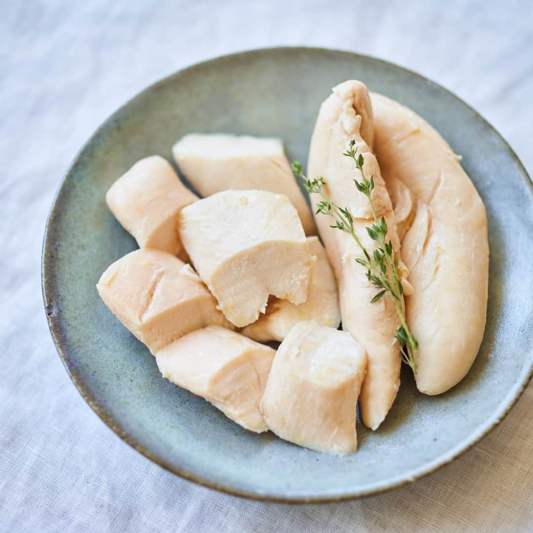 のインスタグラム：「. 激しい運動や我慢いらず。今年から始める、食と呼吸を深める「ダイエット」 . 一年のうちに何度も頭の中に「ダイエット」という単語が浮かんでも、なんだかんだで先延ばしにしていませんか？そんな方へおすすめの、食と呼吸から始める無理のないダイエットをご紹介します。 画像は、ふたりごはん(@misa_enomoto)さんより。 . https://kinarino.jp/cat4/42045 . ▶︎こちらの記事はキナリノアプリのトップページで掲載中です。 ▶キナリノアプリで「ダイエット」と検索！ ▶︎ダウンロードはプロフィールリンクから(@kinarino_official) . #ダイエット #ヘルシーレシピ #ささみ #ダイエットレシピ #ダイエットメニュー #おうちごはん #料理 #レシピ #instafood #cooking #recipe #丁寧な暮らし #暮らし #キナリノ」