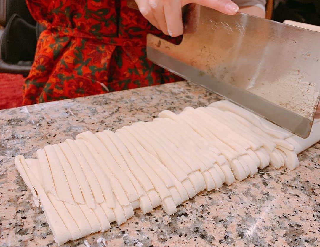 佐藤千晶さんのインスタグラム写真 - (佐藤千晶Instagram)「お家で手打ちうどん。 トッピングには 香川おなじみの金時豆の天ぷらを。  また現地でうどん巡りしたいな…と 香川の旅を思い出しながら 食べました😊  茹でたて揚げたては やっぱり美味しい🤤  #お家で手打ちうどん #お家で旅気分 #香川県 #香川 #手打ちうどん #うどん #香川 #金時豆の天ぷら #海老の天ぷら #天ぷら」1月22日 14時03分 - satochiaki125