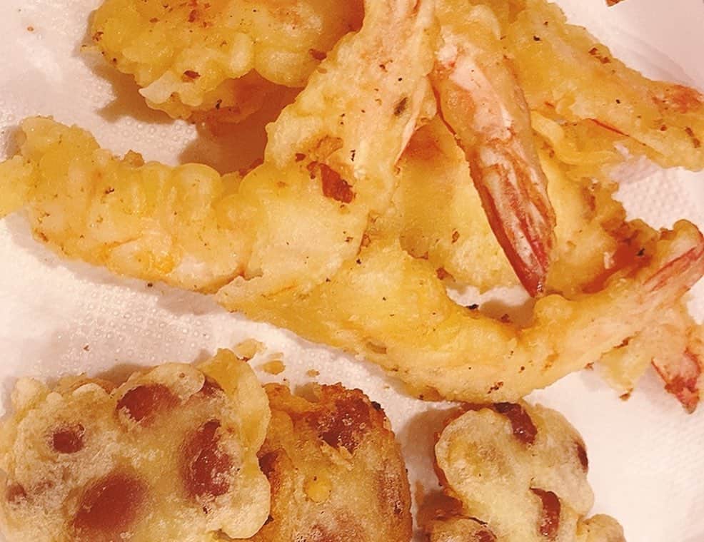 佐藤千晶さんのインスタグラム写真 - (佐藤千晶Instagram)「お家で手打ちうどん。 トッピングには 香川おなじみの金時豆の天ぷらを。  また現地でうどん巡りしたいな…と 香川の旅を思い出しながら 食べました😊  茹でたて揚げたては やっぱり美味しい🤤  #お家で手打ちうどん #お家で旅気分 #香川県 #香川 #手打ちうどん #うどん #香川 #金時豆の天ぷら #海老の天ぷら #天ぷら」1月22日 14時03分 - satochiaki125