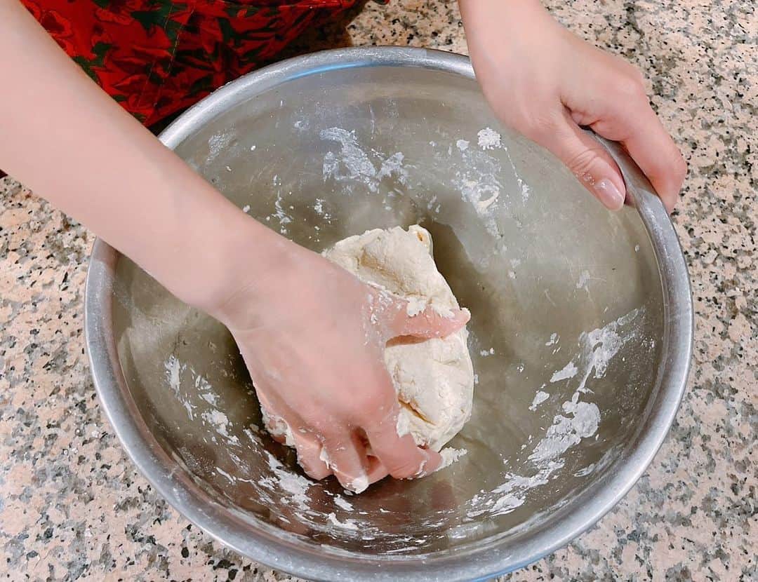 佐藤千晶さんのインスタグラム写真 - (佐藤千晶Instagram)「お家で手打ちうどん。 トッピングには 香川おなじみの金時豆の天ぷらを。  また現地でうどん巡りしたいな…と 香川の旅を思い出しながら 食べました😊  茹でたて揚げたては やっぱり美味しい🤤  #お家で手打ちうどん #お家で旅気分 #香川県 #香川 #手打ちうどん #うどん #香川 #金時豆の天ぷら #海老の天ぷら #天ぷら」1月22日 14時03分 - satochiaki125