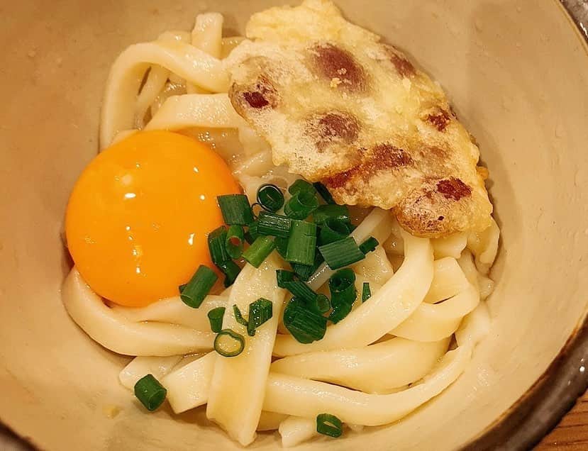 佐藤千晶のインスタグラム：「お家で手打ちうどん。 トッピングには 香川おなじみの金時豆の天ぷらを。  また現地でうどん巡りしたいな…と 香川の旅を思い出しながら 食べました😊  茹でたて揚げたては やっぱり美味しい🤤  #お家で手打ちうどん #お家で旅気分 #香川県 #香川 #手打ちうどん #うどん #香川 #金時豆の天ぷら #海老の天ぷら #天ぷら」