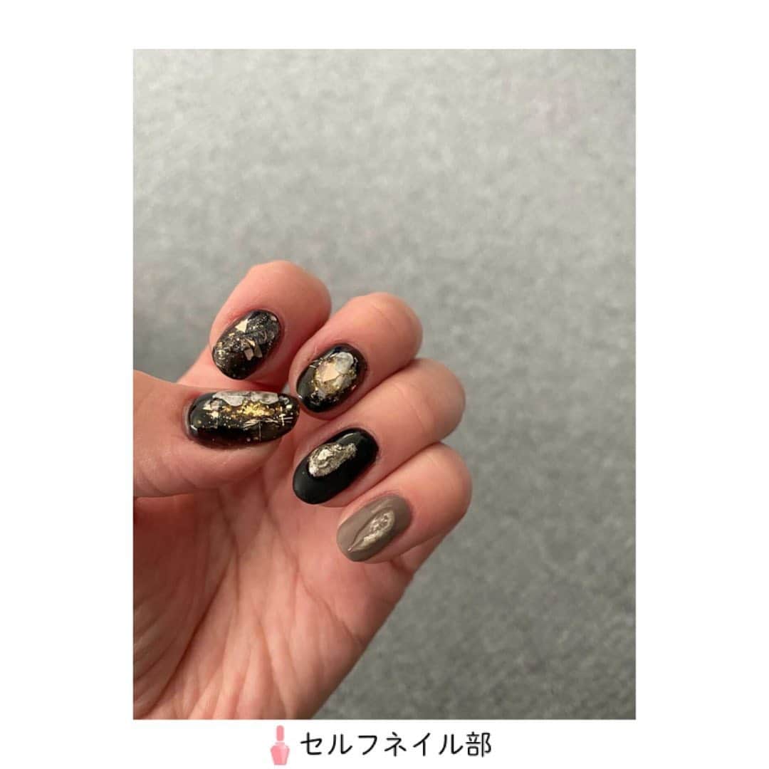セルフネイル部 公式アカウントのインスタグラム：「(@rt_yyu)さんの、﻿ 「ブラックニュアンスネイル」を紹介します💅﻿ ﻿ ○howto﻿ ベース→箔→ブラックのカラージェル→パーツおく→3Dノンワイプジェルで凹凸付ける。﻿ 薬指と小指は、ワンカラーしてから、トップ→マットトップ半分してます。その上から、3Dトップにミラーパウダーつけて載せてます！﻿ ﻿ ○item﻿ ネイルタウンさんのテラコッタジェル11番、アイシングジェル、ココイストマットトップ、プリジェルグロッシートップ、カラージェルはプレストジェル、パーツはnovelさんのパーツです。ミラーパウダーは、クロムパウダーのシルバーです。３Dノンワイプトップはtomiジェルさんのものです！﻿ ﻿ 右手→ベース→テラコッタジェル→ミラーパウダー→novelさんのパーツ→トップ→3Dノンワイプトップ→ところどころプリジェルのチョコレートを乗せてます！﻿ ﻿ ○point﻿ ニュアンスなのでバランスを見て乗せています。﻿ カラーのメリハリを付けています。﻿ パーツも置きすぎず、バランスを見て。﻿ アイシングジェルと、テラコッタジェルはあらかじめ混ぜておき、塗っていきます！﻿ ﻿ 3Dトップ塗る時にパウダーとったらそれを爪側に付けてのせます！奥行きがつくのと、パウダーを下にしないと上からまたトップかけなきゃいけないので！時短です！﻿ ﻿ ○セルフネイル部プロデューサー高橋からのコメント💐﻿ すてきなデザインでつい目を止めてしまいました🤎色合いからニュアンスすべてタイプです💅﻿ ﻿ #ネイル#ジェルネイル#ジェル#セルフネイル#セルフネイル部#フラワーネイル#セルフジェル#マニキュア#ポリッシュ#秋ネイル#セルフジェルネイル部#ほぼ100均ネイル#ネイルシール#100均ネイル#美甲#셀프네일#ポリッシュネイル#冬ネイル﻿ #nail#polish#selfnail#nailpolish#nails#japannail#nailart#instanail﻿」