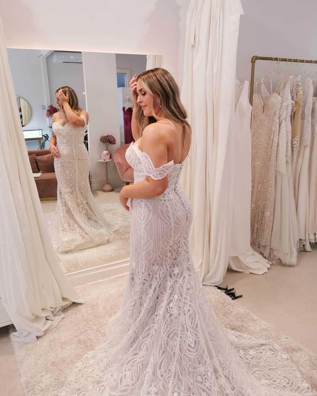 Shannonのインスタグラム：「Spent an amazing day today with @_sallyjo_ 💓 relaxed at mission bay for a bit, then went to see @trishpeng to do another fitting with my wedding dress! Thankfully it still fits after Christmas and New Years celebrations 😇😂 and I can’t wait to wear it! We get married on Feb 13th.... sooooo close! 💜 this isn’t my dress by the way, had a wee try on of another jus coz I wanted a cute pic for the gram hahaha! 👰🏼💓 what do you think?」