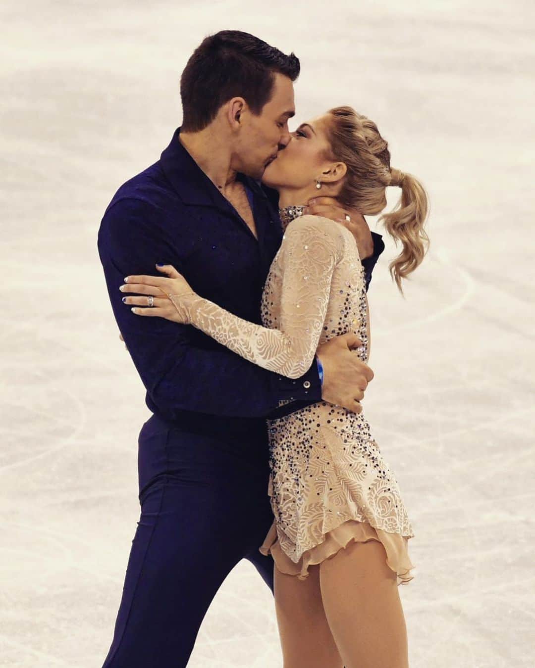 アレクサ・シメカのインスタグラム：「National hug day??? Well, let’s post my favorite type of hug! A hug from my selfless & strong husband @chris_knierim! I love you babe. So happy to be home and in your arms again. No place I’d rather be! ☺️❤️❤️❤️❤️ #olympians」