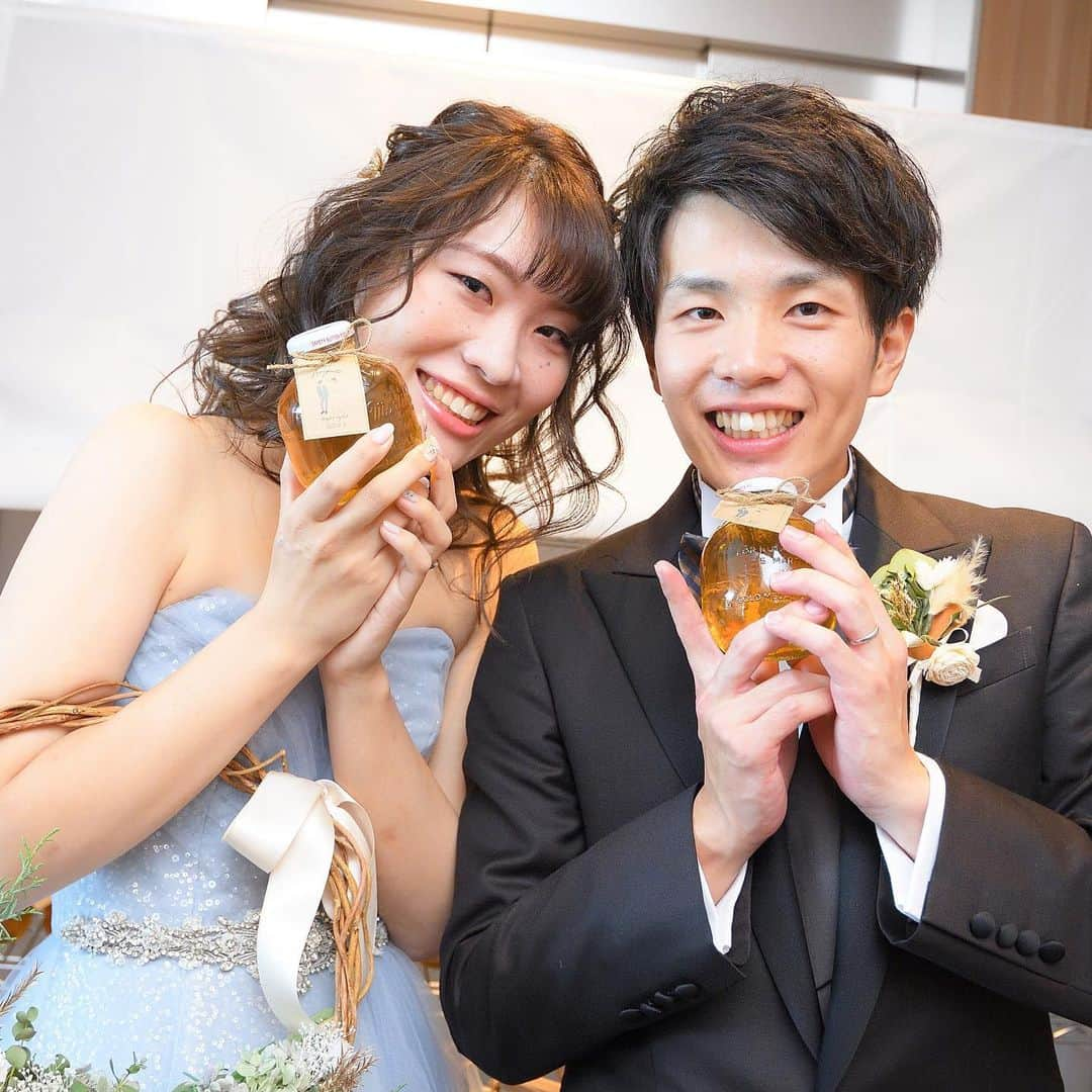 オードヴィーウェディング【名古屋・結婚式場】 さんのインスタグラム写真 - (オードヴィーウェディング【名古屋・結婚式場】 Instagram)「. 【Wedding Item】 プチギフトのご紹介 . プチギフトに人気な カリフォルニアのアップルジュース「マルティネリ」.・＊ . 見た目の可愛さはもちろん、 100%生搾りのアップルジュースなので添加物も一切なし！ 体にやさしい自然の味がするんです♡ . . おしゃれな見た目とおいしくて体にもよいアップルジュースは、 「もらってうれしい！」とギフトに人気のアイテムになっています♪ . . 当日必要なアイテムひとつひとつまで、 なんでもご相談くださいませ！ . . #オードヴィーウェディング #eaudeviewedding #edvwedding #愛知式場 #レストランウェディング  #結婚式アイテム #結婚式diy #結婚式小物 #プチギフト #結婚式プチギフト #もらって嬉しい #マルティネリ #マルティネリアップルジュース #見た目も可愛い #ウェディングアイテム #世界に一つだけ #思いを伝える」1月22日 14時15分 - eaudevie_wedding.edv