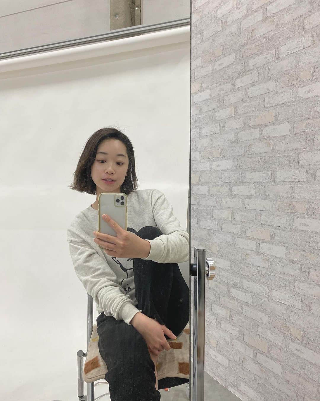 黒澤かなえのインスタグラム：「髪伸びました。💭  （休憩中）  ．  #撮影#fashion#休憩中」