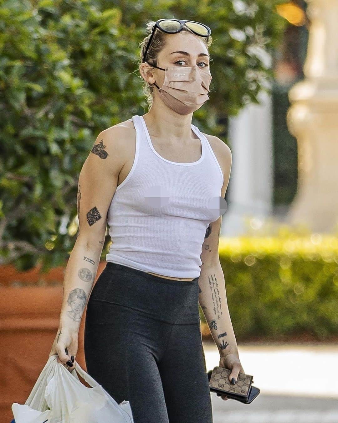 Just Jaredさんのインスタグラム写真 - (Just JaredInstagram)「Miley Cyrus stepped out in a see-through tank top while running some errands today in Calabasas. #MileyCyrus Photos: Backgrid」1月22日 14時14分 - justjared
