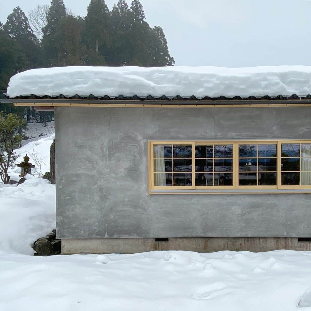 伊藤瑞貴建築設計事務所のインスタグラム：「本日、G.A.YELLOWSさん２期工事の竣工検査でした。  積み重なった時間をできるだけ残しながら、次の新しい時代にも使ってもらえるように手を入れたオフィスリノベーション計画。  今までのテイストとはちょっと違った感じに仕上がりました。  そして、改めてリノベの面白さを感じることができたプロジェクトとなりました。  手直しがなかったので、あとはお引き渡しで終了。  G.A.YELLOWS URL：http://www.yellowsplus.com/index.php  Office Lab URL: http://miaaa.biz/office_lab/  Mizuki ito Architects﻿ URL: http://miaaa.biz/﻿ ﻿ ーーーーーーーーーーーーーー﻿ @mizukiitooo﻿ ーーーーーーーーーーーーーー﻿  ﻿福井県坂井市・福井市を基点に、住宅・クリニック・オフィス・ショップ等の設計・監理をさせていただいている伊藤瑞貴建築設計事務所です。  シンプルでモダンでサスティナブル(SDGs・パッシブハウス・省エネ住宅(ZEH)・エコ住宅・国産材活用等) なデザイン・クオリティーの高い木造建築・木質建築を中心に提案させていただいております。」