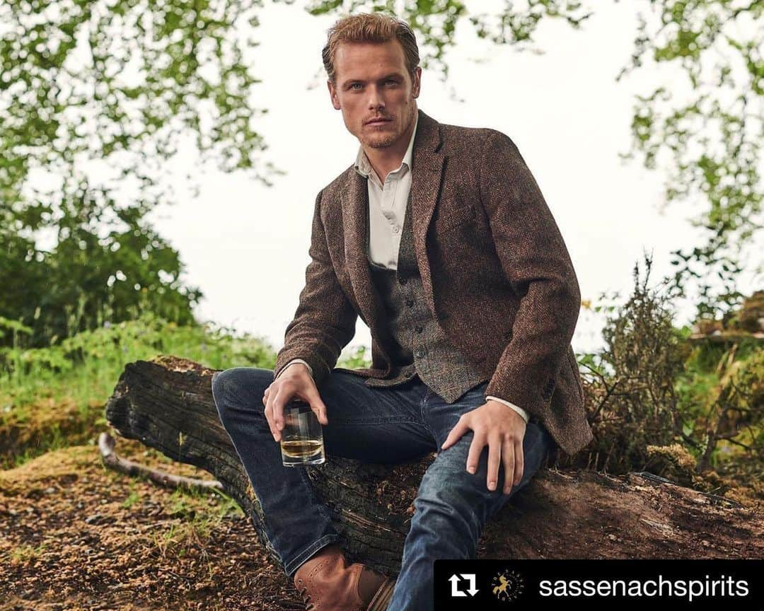 サム・ヒューアンさんのインスタグラム写真 - (サム・ヒューアンInstagram)「Here’s to making it through a remarkable week! Happy Friday all.x Sláinte 🥃 @sassenachspirits   #SassenachWhisky #SamHeughan」1月22日 14時17分 - samheughan