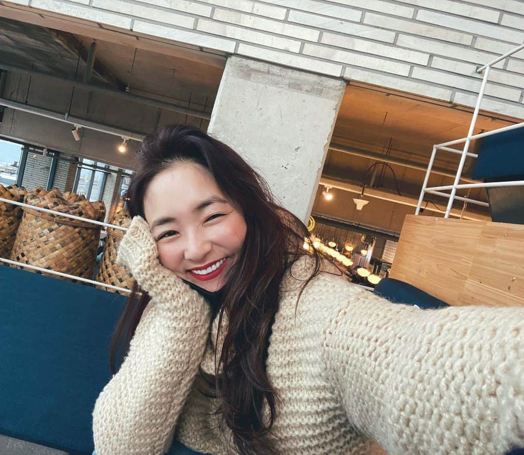 チン・ジェヨンのインスタグラム：「. 머리가길어서  거울을볼때마다 요즘 롹커같지만 하고싶은머리가읍쪄서  그냥 라푼젤언니 💋 . . #진재영뷰티싸롱  #진재영_제주지엔느  . .」