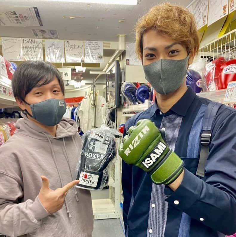 相内誠のインスタグラム：「@isamiheadoffice さん お世話になります🙇‍♂️✨  #isami さん#RIZIN#RIZINグローブ#格闘技#RISE#キックボクシング#東京イサミ#宜しくお願い致します」