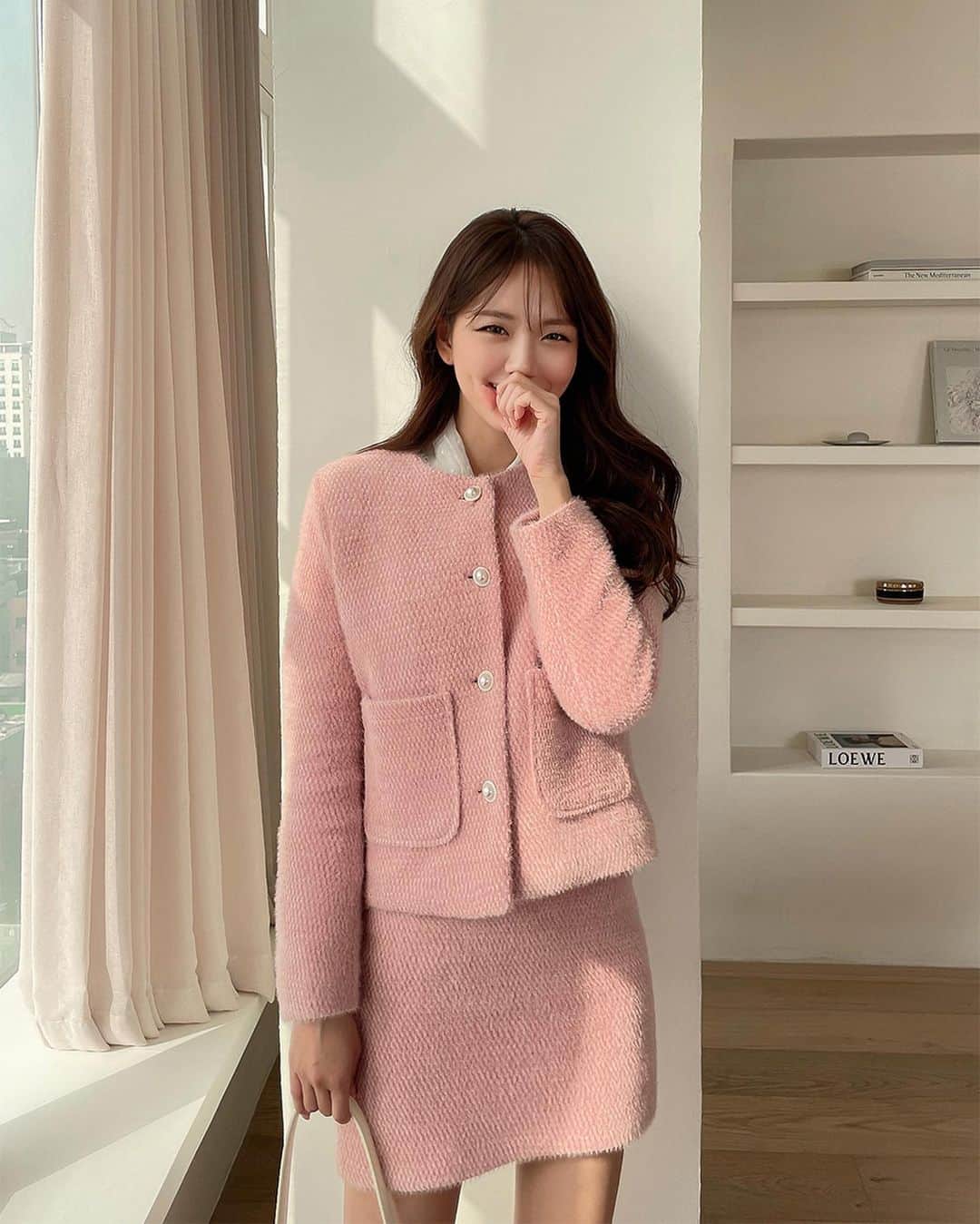 Chuuのインスタグラム：「🎀츄X셀럽쇼퍼🎀  365일 여신이야 @seoji72 서지님과 함께 한 2021년 첫 촬영✨  겨울과 봄 사이🌸 상큼하고 조금은 가벼운 옷들로 준비해봤어요😊 이번에도 서지님의 코디 구경하러 놀러오세요  #chuu#츄#셀럽쇼퍼#봄신상#데일리룩#데이트룩#코디추천#데일리코디」