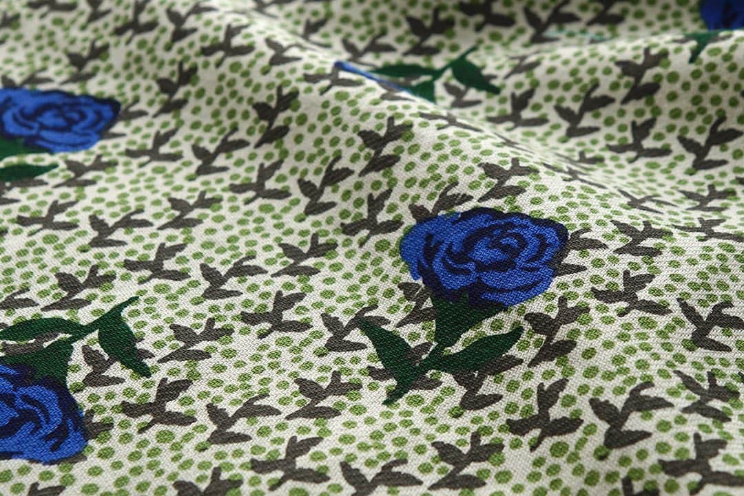 marbleSUD(マーブルシュッド) のインスタグラム：「「2021 spring & summer」 Rose Dot （ローズドット）  不規則な手描きのドットのベースに、写実的に描かれたバラの花。大人っぽい色合いが、華やかながらも落ち着いた印象のテキスタイルです。  ちょっとヴィンテージライクなテキスタイルを作りたい。そんな気持ちからスタートしました。インド綿を使ったら独特の風合いがでるのでは？まずは生地選びから。生地が決まったら、次はモチーフ。春になったら無性に着たくなるのってやっぱり花柄だよね！と、決めてからは早かったです。数によって花言葉が変わるバラを描いたら面白いかも！そんな一言からモチーフはバラに決定。どこか懐かしい雰囲気が漂うテキスタイルに仕上がったと思います。  ベースになっている、やや厚手のインド綿は着るごとに風合いが増していきます。」