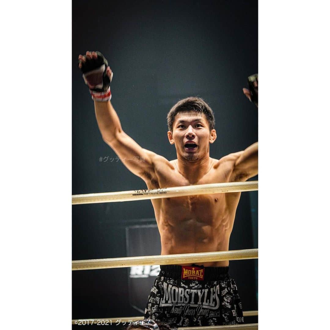 グッティーさんのインスタグラム写真 - (グッティーInstagram)「ㅤ ㅤ 「BANZAI！！」 ㅤ #斎藤裕 選手 #RIZIN #万歳 #グッティー写真 ◎斎藤裕選手YouTube：https://youtube.com/channel/UCeK1fLPjfHJYZ-Ucr0VK4cw」1月22日 14時37分 - gutty_bigsmile31