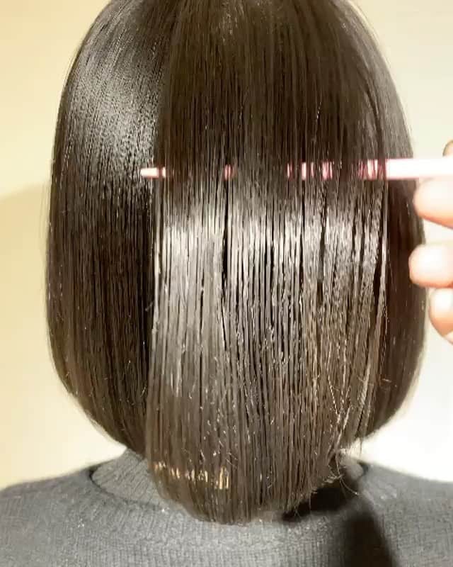 のインスタグラム：「髪の毛傷んでた 部分かっとしてもらって トリートメントして つるつるになった💕 少し伸ばしたいから これからちゃんと トリートメント 通おう💇‍♀️💕 わかりづらいかもだけど 3.4枚目傷んでパサパサだったよ😞 カットもトリートメントも @cazkiwatanabe  かずさんにしてもらった🐻‍❄️ それと 凝りすぎてたのか シャンプーの時の マッサージが気持ち良すぎた🤗！ ・ ・ ・ #ショートヘア #ショートボブ #ボブ #ショート女子 #黒髪 #黒髪ボブ  #髪質改善 #髪質改善トリートメント #渋谷美容室  #トリートメント #髪質 #うるつや  #アッシュ #天使の輪 #表参道美容室  #渋谷 #表参道 #サロンモデル  #美容 #美容室 #japan  #セルフィー #カットモデル #トリートメントモデル  #omotesando #tokyo #shibuya  #japanesegirl」