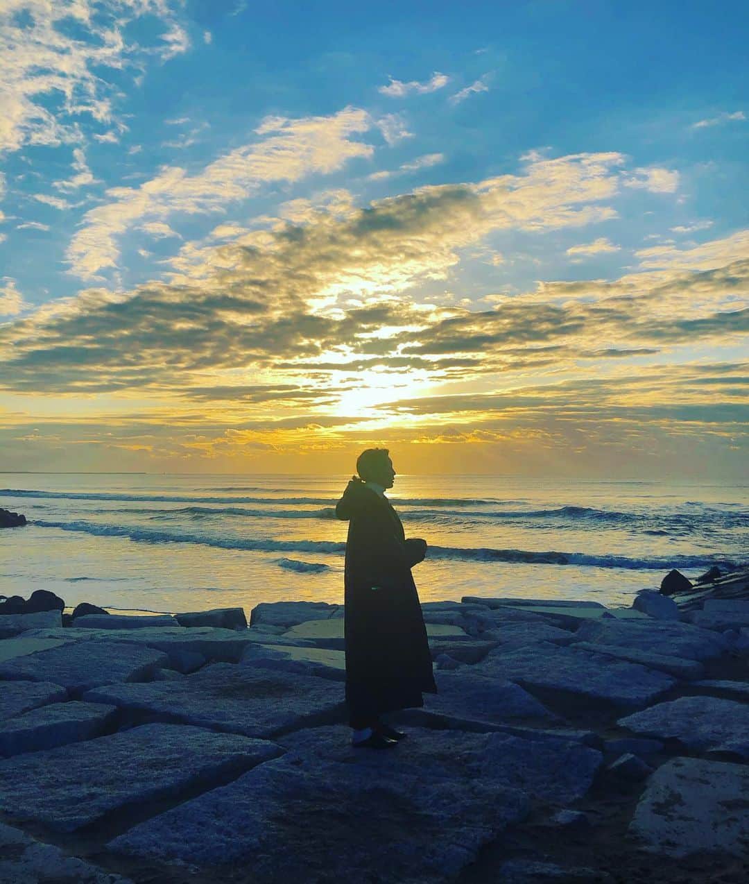 田中美里のインスタグラム：「みなさん、お元気ですか？  いつかの撮影。 待機中の オフショット。 この景色に癒された。  #去年の写真 #海 #朝焼け」
