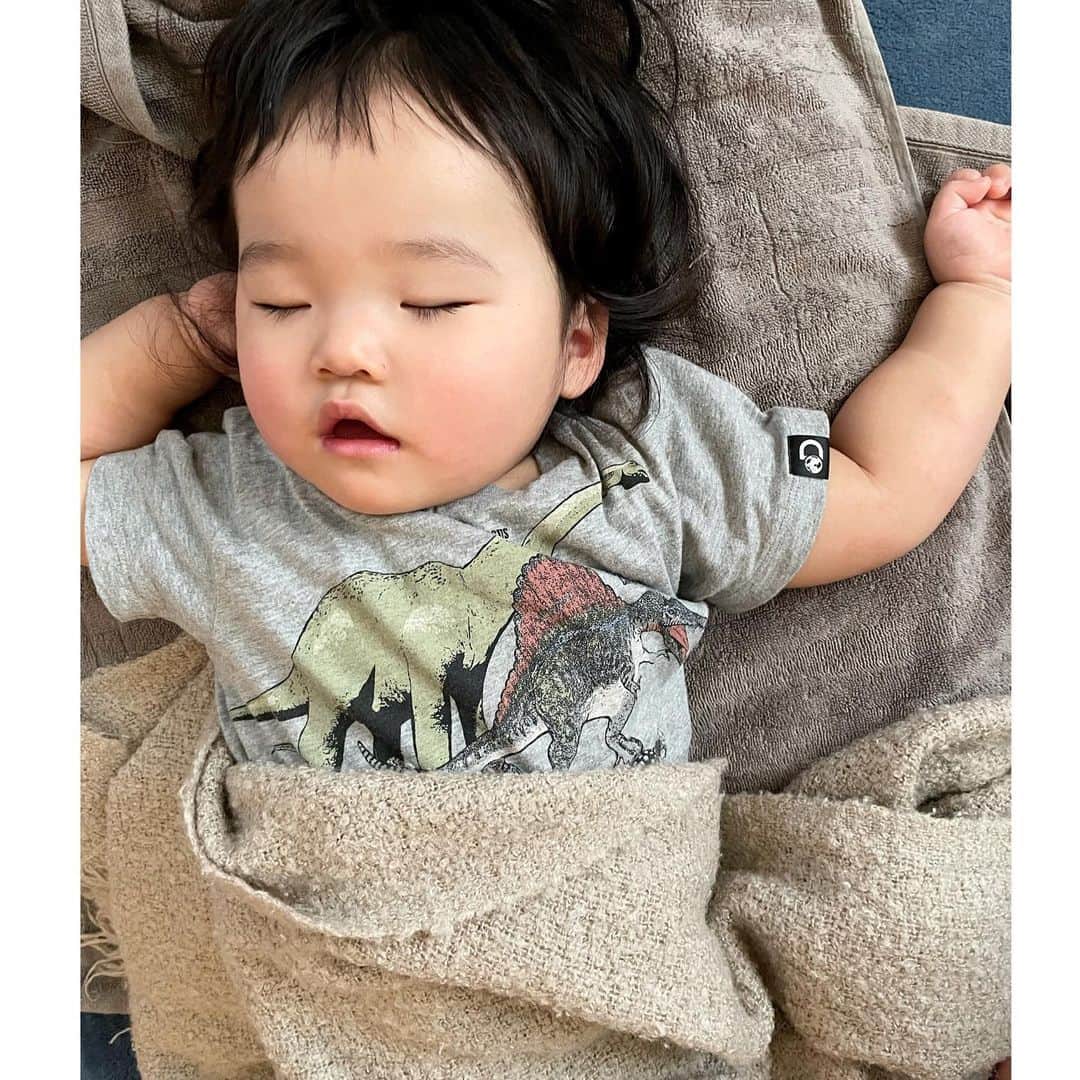 のインスタグラム：「お昼寝→2時間経過中💤 * 途中で目が覚めても、 「ママ、トントンして♡」とジェスチャー笑 * トントンするとまたイビキかきながら 爆睡。 * ほんと良く寝る子😂 * * #baby #babyboy #babystagram #nap #mamagirl #mamari #赤ちゃん　#赤ちゃんのいる生活 #ベビフル　#ベビスタグラム　#ままのて #男の子ベビー #お昼寝 #1歳6ヶ月 #三男」
