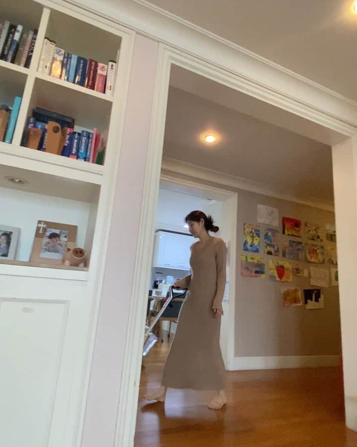 のインスタグラム：「- 날씨에 영향 받는거 저만 그래요? 오늘 왜이리 몸이 무겁고 피곤한걸까요? 주초에 장을 봤는데, 그새 또 텅 빈 냉장고. . 청소 대애충 끝내놓고 장보러 가야해서, 밥은 아점으로 온라인 수업하는 아드님 주문으로 치즈토핑 가득한 김치볶음밥 후딱 했네요~~」