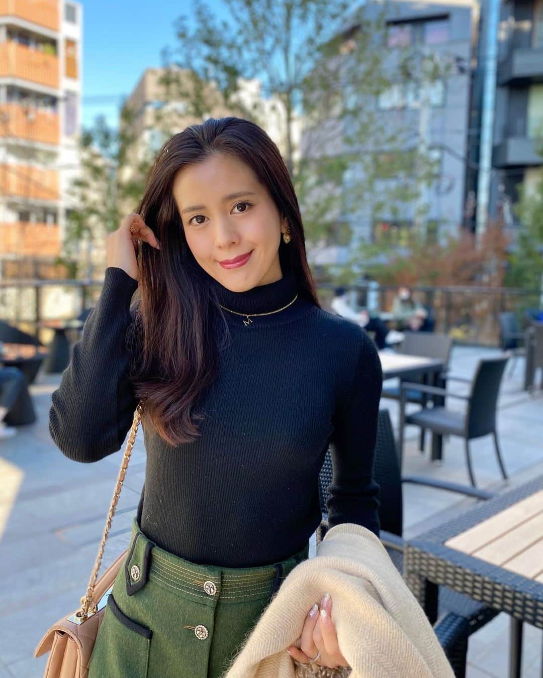 のインスタグラム：「. Mのチャームがポイント🥰 . 先日ご紹介したスウェーデン発のアクセサリーブランド 「Marc Mirren(@marcmirren)」の イニシャルチャームとオーブチョーカー❣️ さっそく付けてみました😊✨ . 最近はもっぱらゴールドのアクセサリーが好き💕 @marcmirren のサイトを見ると、 他にもシンプルで可愛いアイテムが沢山あるの😍 重ね付けできるリングも欲しいんだよなぁ🧐 . 1月28日までウィンターキャンペーン実施中⛄️ 期間中、商品を3つ購入すると1番安い商品が無料に✨ さらに公式サイトでディスカウントコード 「mariya15」を入れると15%OFF❣️ 送料無料、30日以内は返品・交換無料です💁‍♀️ . #marcmirren  #detailsbymm  #マークミレン #北欧ジュエリー  #イニシャルアクセサリー」