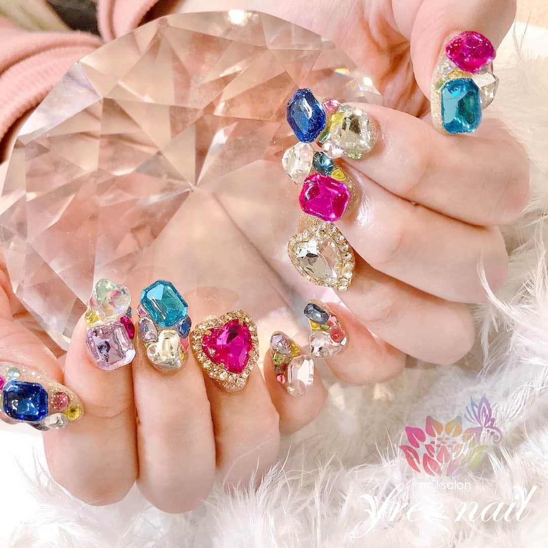 free nail フリーネイルのインスタグラム：「. お客様ネイル💅🏻💫 . ゴテゴテジュエリーネイル💎💘 . お持ち込みパーツもお付けします👩🏻‍🎨🎨 . ご来店ありがとうございました🙇🏻‍♀️🙇🏻‍♀️🙇🏻‍♀️💗 . #ネイルアート #ジェルネイル #ネイルサロン #大阪ネイルサロン #ネイルデザイン #ネイルチェンジ #ジュエリーネイル #ハートネイル #ゴテゴテネイル #ネイルパーツ #キラキラネイル #ギラギラネイル #デザインネイル #トレンドネイル #立体ネイル #ラブリーネイル #冬ネイル #winternails #nailsart #nailsdid #美甲 #日式美甲 #日式美甲胶 #日本美甲师 #日本美甲老师 #美甲上课 #日本胶 #フリーネイル #freenail」