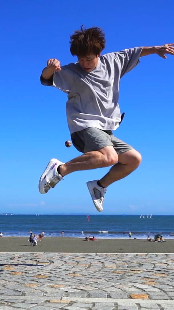 石田太志のインスタグラム：「I’ve played footbag at enoshima island. There is really good location. ･ #footbag #taishiishida #freestyle #soccer #follow #worldchampion #performance #performer #instagramer #hackysack #enoshima #kanagawa #sea #seaside #video #promotion」