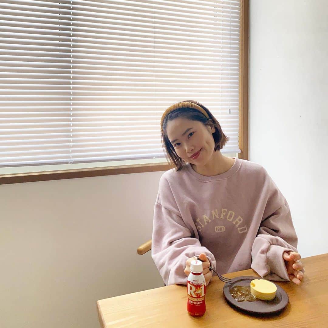 井村亜里香のインスタグラム：「おうちでTeatime🍮🫖 自分の体調としっかり向き合うようになってから 免疫力も上がって気がします✨ おうちにいる時間が長くても 早寝早起きとヨガを継続して いくのが目標💫 ・ #healthy#homecafe#homecafé#aomori #免疫力アップ#おうちカフェ#おうち時間  #体調管理#健康第一#田舎暮らし  #おうちおやつ#デザート」