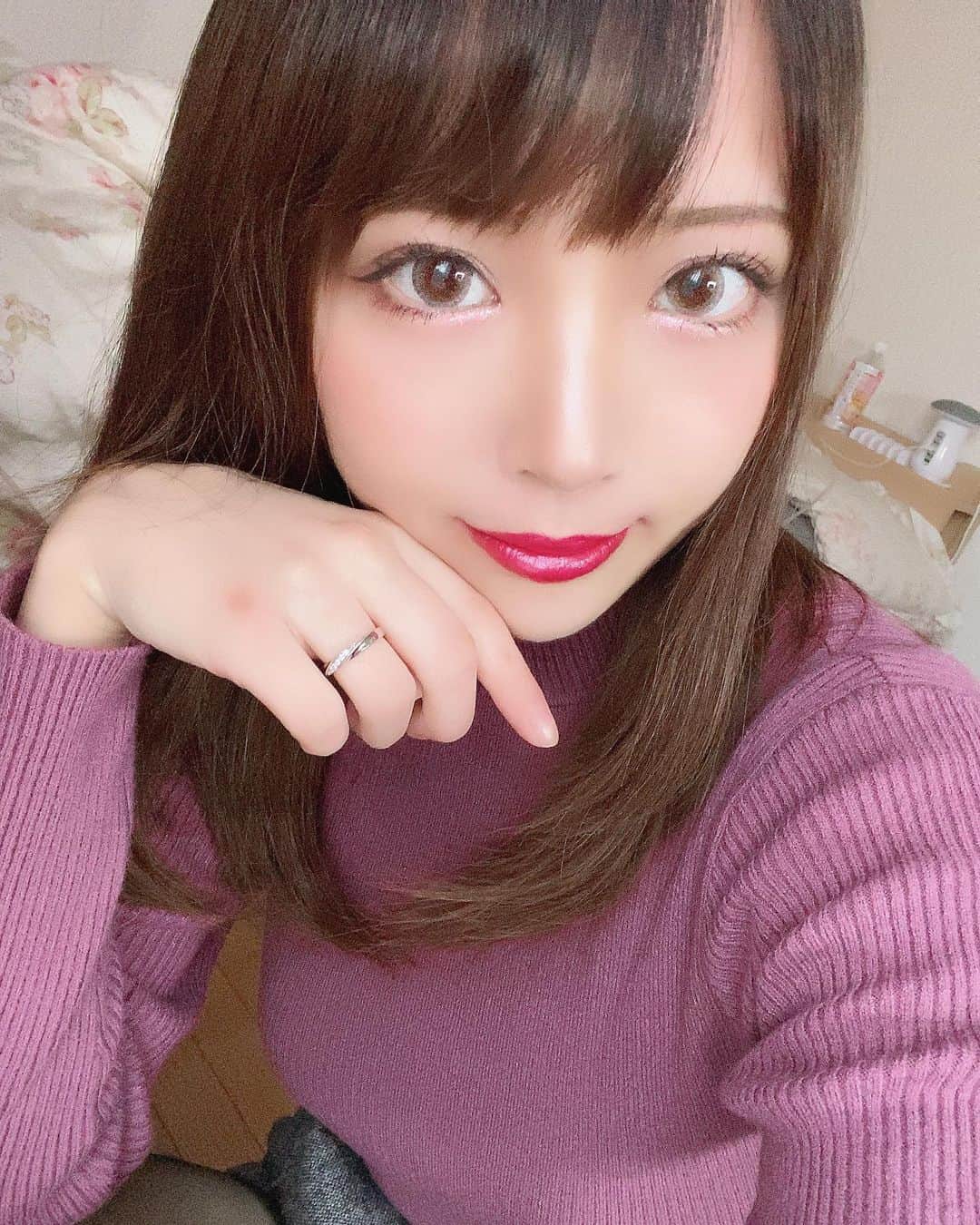 鈴木りんだのインスタグラム：「メイクとは、その日の「なりたい自分」を作る 一つの手段である。  3枚目はテーマが何もない適当メイク」