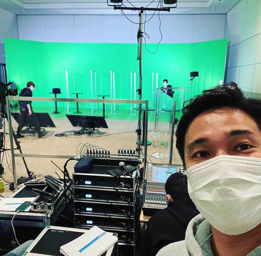 井手大介のインスタグラム：「#釣りフェスティバル2021 の会場に到着！今年はパシフィコ横浜からオンラインで開催します。いつもの賑やかな会場と違って舞台裏（というかこれが舞台）はこんな感じ。初の試みとなるオンラインイベントはどうなるのか！！？？無料なのでアクセスしてね。 釣りフェスティバル2021で検索！」