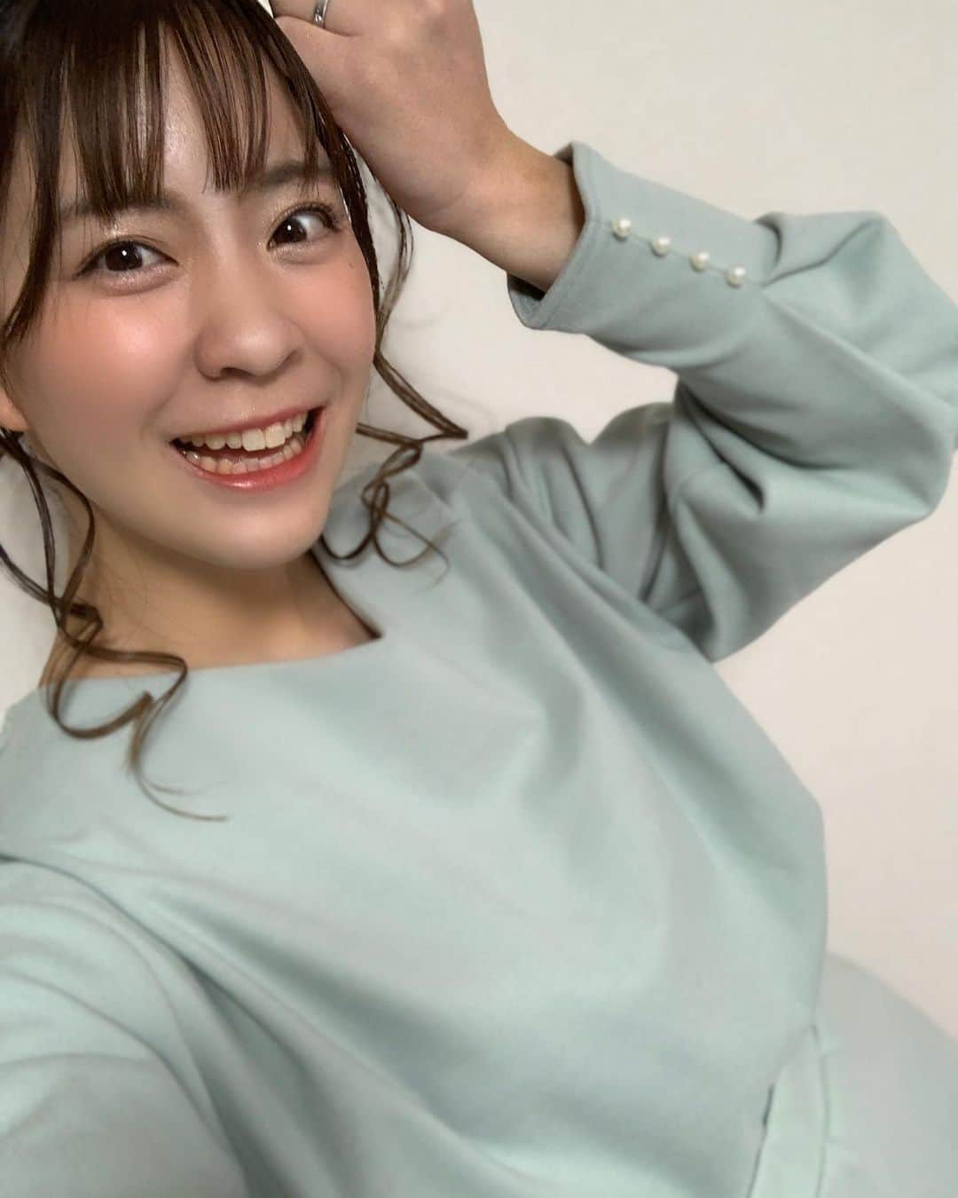 上杉あずさのインスタグラム：「. 先日の司会衣装👗 うっすら緑💚💚💚💚💚 袖のパールがお気に入り🤍🤍🤍🤍 右腕も左腕もボリューミー！ そしてまた、自分で前髪切ったった！(雑w) #green #senseofplace #setup #tops #pearl #fashion #mc」
