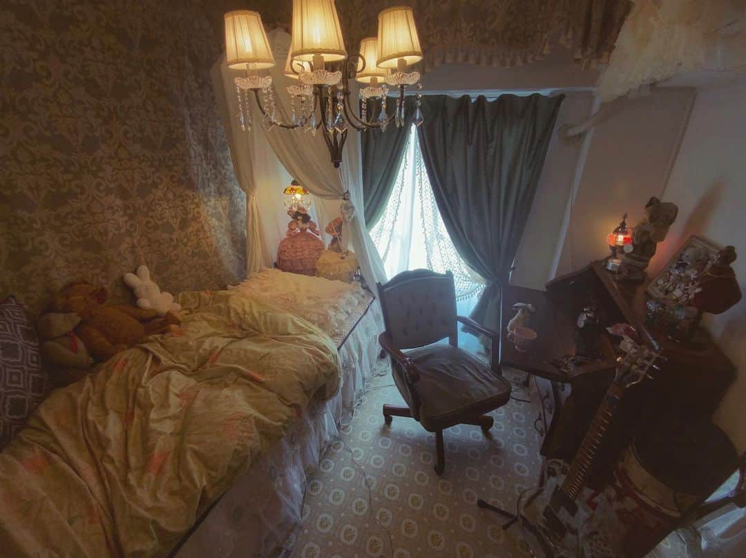 millnaさんのインスタグラム写真 - (millnaInstagram)「自室 my bed room  🛏  #interior #room #bedroomdecor #roomdecor #myroom #girlsroom #roomdecoration #roomdesign #roomclip #vintageroom #vintage #antique #retro #williammorris  #インテリア #プロップスタイリスト #ヴィンテージインテリア #ヴィンテージ #アンティーク #レトロ #ウィリアムモリス」1月22日 15時30分 - mi_te_yo