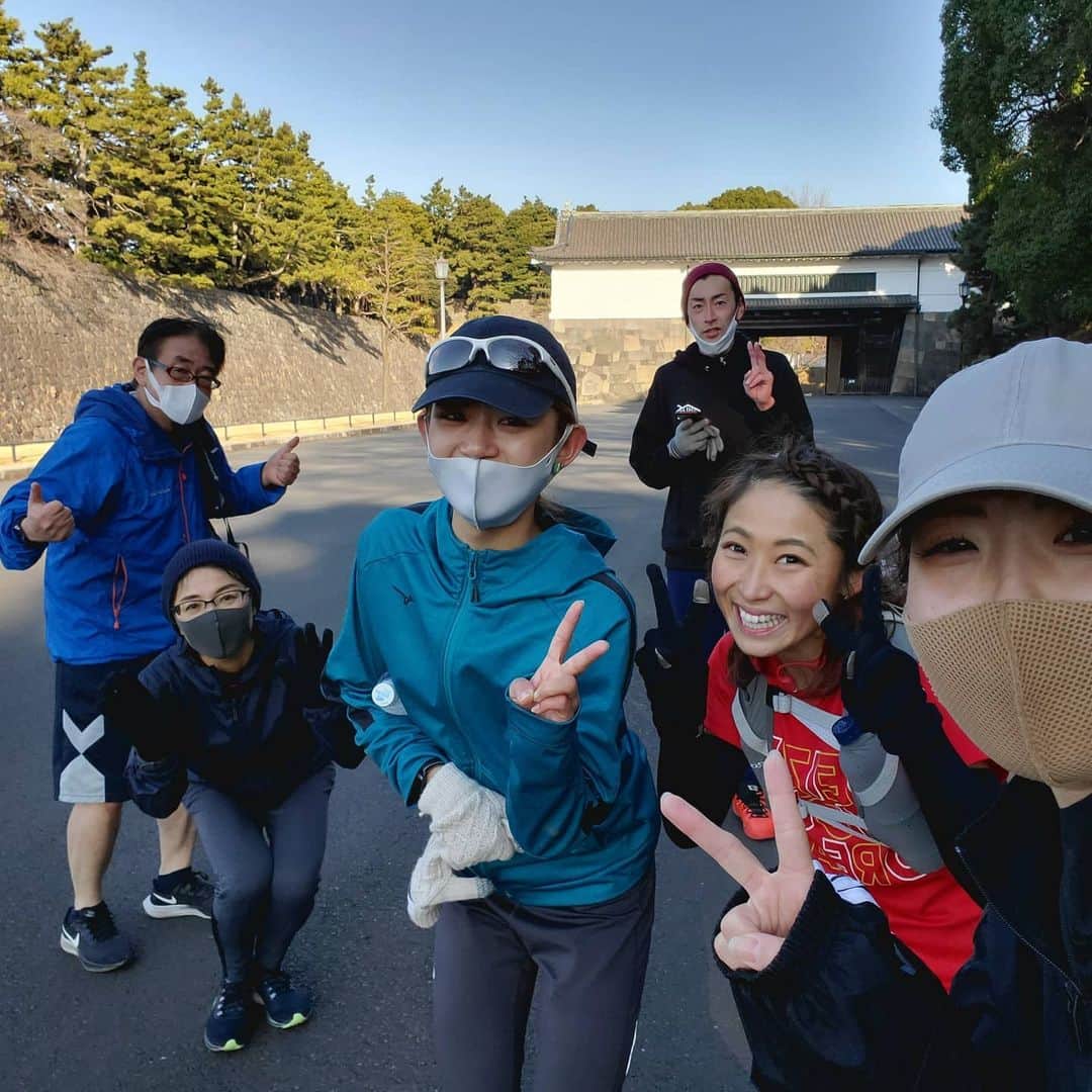 杏奈さんのインスタグラム写真 - (杏奈Instagram)「初めての皇居RUN🏃‍♀️✨ @tomomi_fitness ともちゃんのランニングイベントに @misato1030 みさとちゃんと一緒に参加してからその後トモトレメンバーさんも仕事前までお付き合い頂いて皇居周り１周5km走り切る事が出来ました😭✨ 前回、ともちゃんのトモトレに参加した時は皇居手前の１周800mを３周しただけでも辛くて辛くて心折れたのに、今回は４周走った後の皇居RUN‼ 本当に本当に自分で自分を褒めてあげたい🤭💓💓💓 苦手な事に挑戦することもだけど、少しずつ少しずつ努力を積み重ねて身体を作り上げる事が何よりも自信に繋がるんだって改めて感じました✨ こうして素敵な機会を作ってくれて共に走ってくれたみんなに感謝です🥺🧡 本当にありがとう✨ #皇居#皇居ラン#皇居ランニング#皇居ランデビュー#新記録#新記録更新#成長#スポーツ#スポーツ女子#筋トレ#筋トレ女子#有酸素運動#ボディメイク#bodymake#diet」1月22日 15時31分 - anna97114
