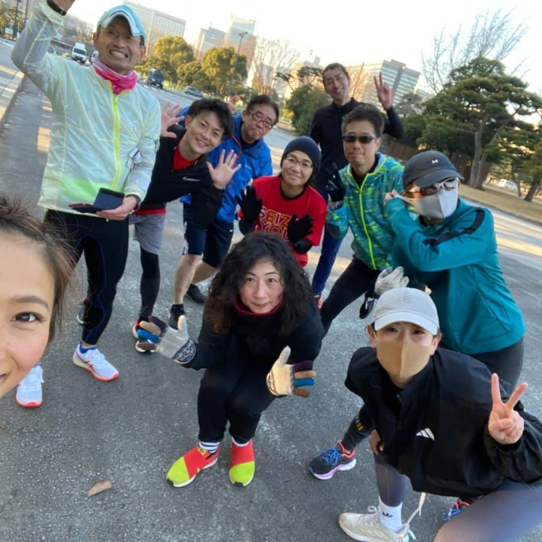 杏奈さんのインスタグラム写真 - (杏奈Instagram)「初めての皇居RUN🏃‍♀️✨ @tomomi_fitness ともちゃんのランニングイベントに @misato1030 みさとちゃんと一緒に参加してからその後トモトレメンバーさんも仕事前までお付き合い頂いて皇居周り１周5km走り切る事が出来ました😭✨ 前回、ともちゃんのトモトレに参加した時は皇居手前の１周800mを３周しただけでも辛くて辛くて心折れたのに、今回は４周走った後の皇居RUN‼ 本当に本当に自分で自分を褒めてあげたい🤭💓💓💓 苦手な事に挑戦することもだけど、少しずつ少しずつ努力を積み重ねて身体を作り上げる事が何よりも自信に繋がるんだって改めて感じました✨ こうして素敵な機会を作ってくれて共に走ってくれたみんなに感謝です🥺🧡 本当にありがとう✨ #皇居#皇居ラン#皇居ランニング#皇居ランデビュー#新記録#新記録更新#成長#スポーツ#スポーツ女子#筋トレ#筋トレ女子#有酸素運動#ボディメイク#bodymake#diet」1月22日 15時31分 - anna97114