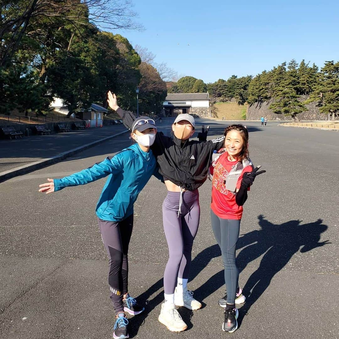 杏奈さんのインスタグラム写真 - (杏奈Instagram)「初めての皇居RUN🏃‍♀️✨ @tomomi_fitness ともちゃんのランニングイベントに @misato1030 みさとちゃんと一緒に参加してからその後トモトレメンバーさんも仕事前までお付き合い頂いて皇居周り１周5km走り切る事が出来ました😭✨ 前回、ともちゃんのトモトレに参加した時は皇居手前の１周800mを３周しただけでも辛くて辛くて心折れたのに、今回は４周走った後の皇居RUN‼ 本当に本当に自分で自分を褒めてあげたい🤭💓💓💓 苦手な事に挑戦することもだけど、少しずつ少しずつ努力を積み重ねて身体を作り上げる事が何よりも自信に繋がるんだって改めて感じました✨ こうして素敵な機会を作ってくれて共に走ってくれたみんなに感謝です🥺🧡 本当にありがとう✨ #皇居#皇居ラン#皇居ランニング#皇居ランデビュー#新記録#新記録更新#成長#スポーツ#スポーツ女子#筋トレ#筋トレ女子#有酸素運動#ボディメイク#bodymake#diet」1月22日 15時31分 - anna97114