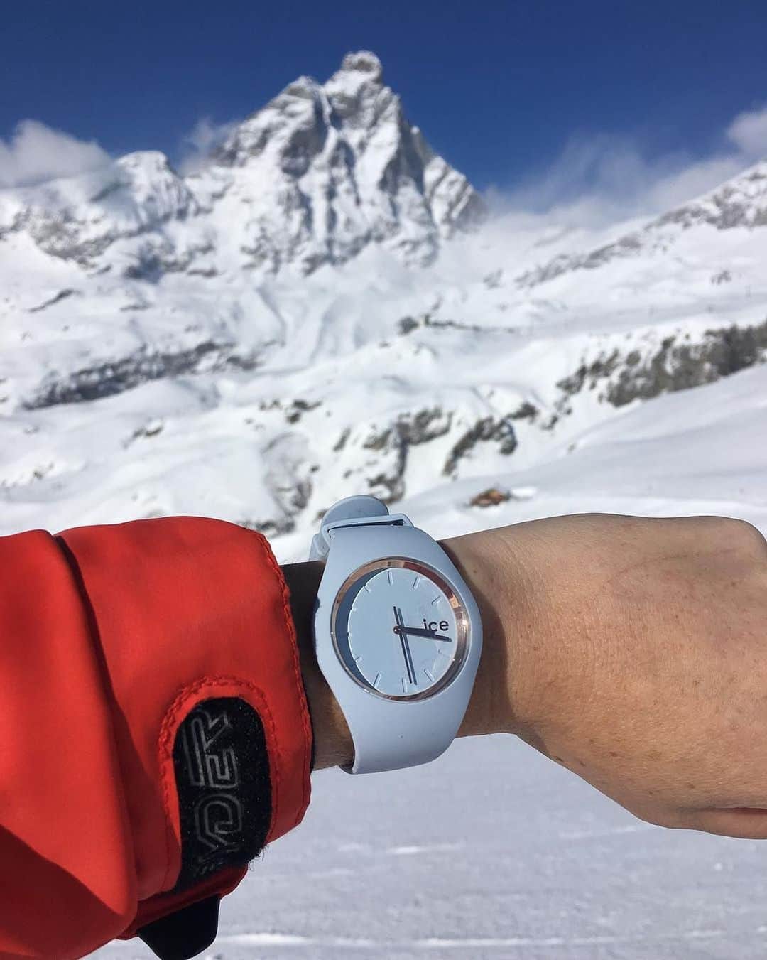 アイスウォッチさんのインスタグラム写真 - (アイスウォッチInstagram)「Mountains are the soul’s fuel 🗻❄️ (📸 @thestyledr) #icewatch #changeyoucan #iceglamcolour #style #view #happiness #mountain #lifestyle #women #love #ski」1月22日 15時31分 - icewatch