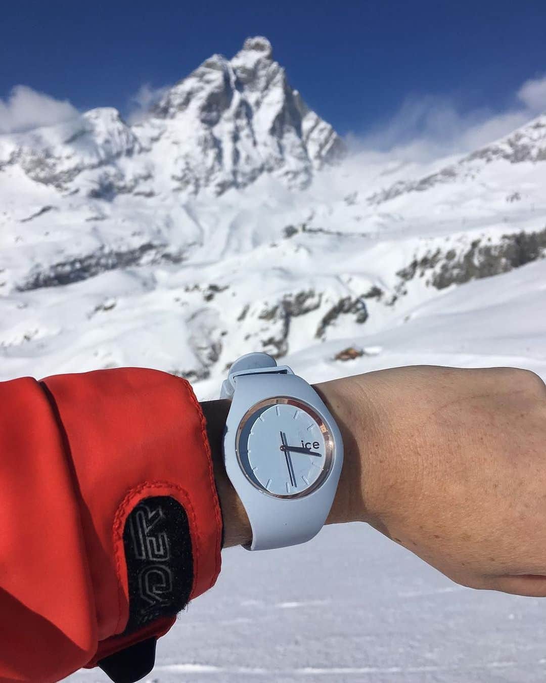 のインスタグラム：「Mountains are the soul’s fuel 🗻❄️ (📸 @thestyledr) #icewatch #changeyoucan #iceglamcolour #style #view #happiness #mountain #lifestyle #women #love #ski」
