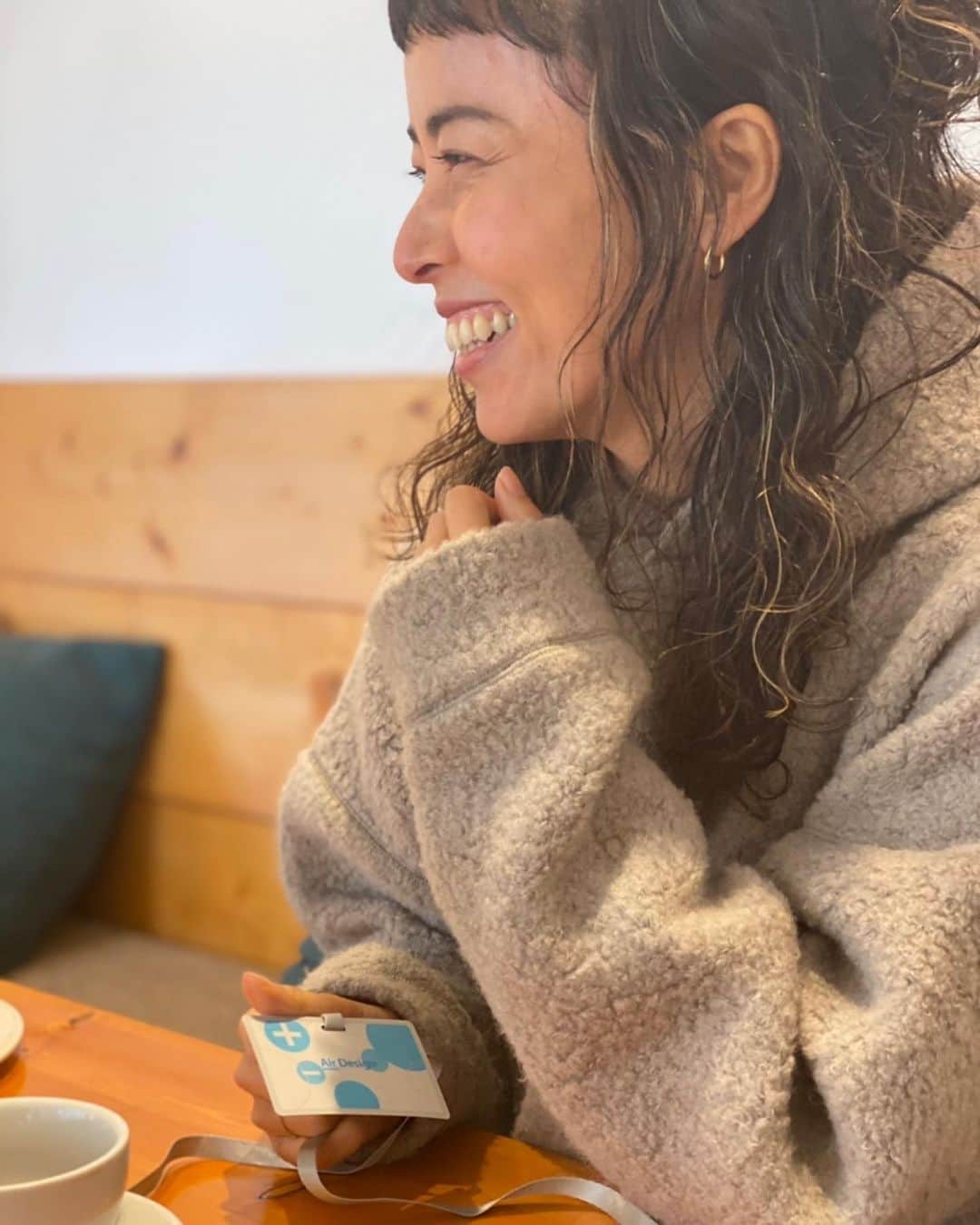渋木さやかのインスタグラム：「最近カフェも窓全開🌞  この日は、友達にインテリアのアートを変えてもらおうと打ち合せへ。お家にいる時間が長くなるからこそ、インテリアも見直したり変化させてみたり。心地よい空間作り。(夫婦喧嘩も少なくなるかなぁ😂👊) ⠀ 持ってるのは、エアデザインカード。空気トラブルの緩和が期待できるみたいで、パッケージ開封してから約３年間くらいは使用できるらしいので経済的。できる感染予防は全てやりたいなぁって思ってます。  #私の出来ること#鎌倉ライフ#airdesigncard#エアーデザインカード#エアーデザイン#マイナスイオン#PR」